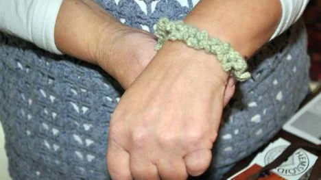 Annorlunda, stickat armband.