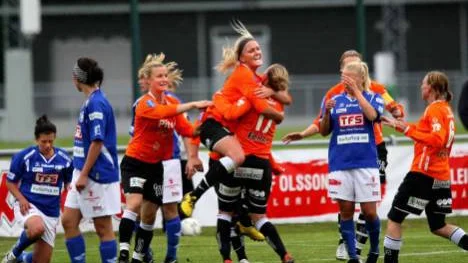 Bara ett par minuter efter June Pedersens 1-0-mål ökade Kaylyn Kyle på till 2-0 för Piteå. Men Piteå missade en straff, Stattena kom tillbaka och gjorde två mål. Därför slutade bottenmötet oavgjort. " Att tappa en tvåmålsledning i en så här viktig match är inte alls bra. Som tur är förlorade vi inte i alla fall, det var viktigt", säger backen Lena Blomqvist till NSD efteråt.