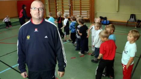 Tony Carlsson vid Svenska handbollsförbundet startade det tvååriga projektet Handbollskaravanen i Kiruna i går. Här besöker han Tuolluvaara skola.