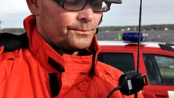 - Det blåser hårt och vattnet är kallt. Det är inte så bra, säger insatsledaren Patrik Juhlin.