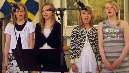 "Sommaren är kort" sjöngs i kvartett av Isabella Jakobsson, Emilia Granholm, Henrika Kostet och Oline Tovås Malmberg.FOTO: CARIN LINDBERG
