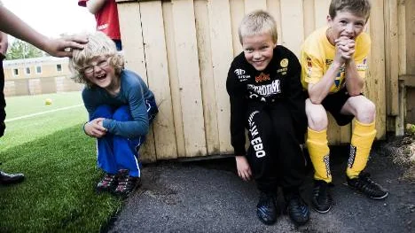 "Det gör ont i låren", skrattar Olle Håkansson (till vänster) när han och kompisarna tränar att sitta i 90 grader utan stol.