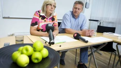 Vid en presskonferens på onsdagen meddelade Majvor Müller, VD för Norrlands entreprenörsgymnasium, och Anders                          Granberg, ordförande i styrelsen för skolan, att Anders Karlsson omedelbart ska sluta som rektor. "Han har absolut inte gjort någonting brottsligt. Men han är elevernas ambassadör och förebild", säger Majvor Müller. FOTO: Pär Bäckström