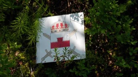 Polisen tog med sig saker för att säkra spår. Den här hittades en bit från bandvagnen.