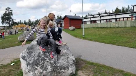Tallbackaskolan har en lekvänlig utemiljö med närhet till skog och elljusspår.
