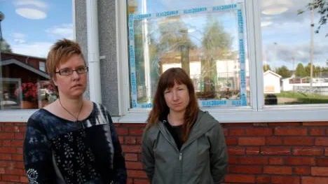 Monika Drugge, föräldern, och Monika Karolin, fritidspedagog, anser att vandlismen måste stoppas. "De som gjort de här borde få komma hit och städa upp efter sig. Bara att sätta in rutor kostar en massa pengar". FOTO: Lena Leffler