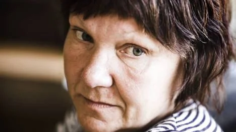 När Rut Fallström efter fem veckors semester skulle betala räkningarna blev hon fundersam. Lönen var lägre än vanligt. Hon var uppsagd.
