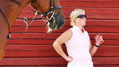 Anna Maria Nyberg och hästen Panny Lane pausar en stund i solen under ridtävlingarna i Överkallix.