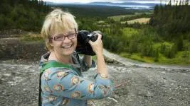 Hon är författare och fotograf och rör sig aldrig utan sin kamera. Maria Söderberg är passionerat intresserad av Laisvalls historia.FOTO: Pär Bäckström