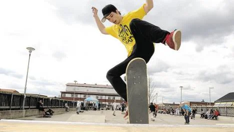 Robin Nilsson, skateboard-åkare i Gällivare, får snart flytta inomhus med sin bräda.FOTO: Hans L. Olofsson