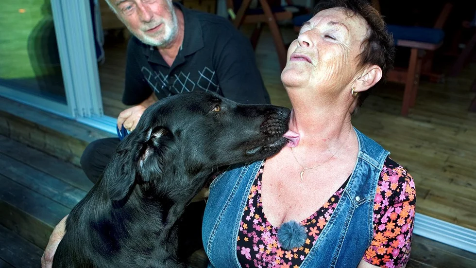 Åke och Margareta Lindmark är nöjda med hur snabbt Barbro Börjesson lyckades få deras hund Nisse att lyssna på dem.