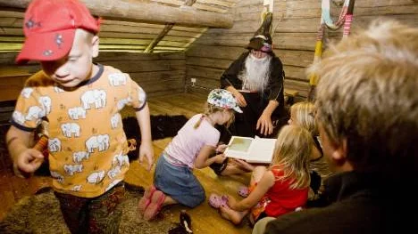 Många barn vill titta närmare på bilderna i boken.
