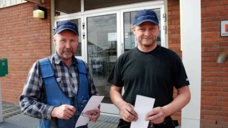 Alf Wikström och Mikael Jonsson var några av alla män som tog en liten paus i arbetet för att spana in miljonbilen som hade fin form, färg och givetvis fart.