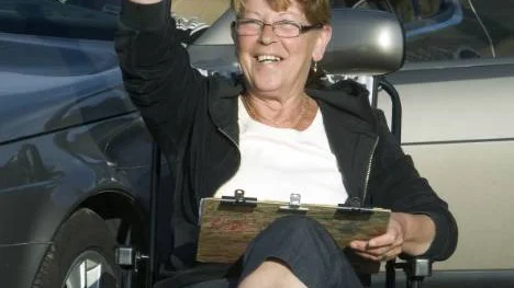 Estrid Brännvall glädjetutar. Hon har nämligen fått bingo och får efter kontrollen ta emot 340 kronor. Hade hon varit ensam vinnare hade det blivit en tusenlapp. FOTO: Göran Ström