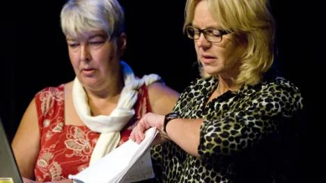 Katri Linna tycker att klockan är slagen för ett samhälle där allas lika värde och rättigheter respekteras. Hennes medarbetare Eva Nikell instämmer.FOTO: Göran Ström
