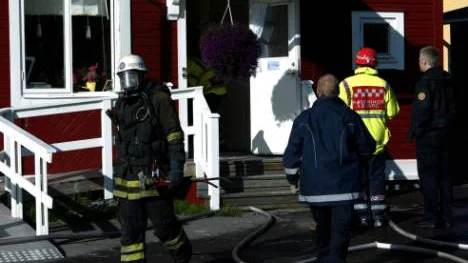 Rökdykare kontrollerade att den brinnande lägenheten var tom.