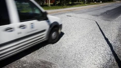 Asfalten är uppriven och "hålet" är täckt med grus. Flera körspår syns i de nyanlagda rabatterna längs körbanan. "Hur kan de bara lämna allt och gå på semester", frågar sig Lars-Åke Andersson,  boende i området. FOTO: simon eliasson