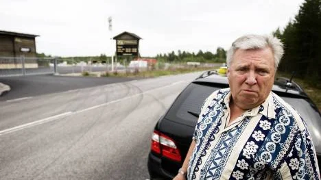Trots en spärrlinje kan trafikanterna göra en laglig vänstersväng in till Stenvalls trä. "Vägen är smal och sikten kan vara dålig. Vid en frontalkrock blir det panikbromsningar bakom", säger  taxichauffören Hans Pettersson.foto: Jonas Lindsköld
