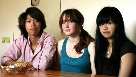 Eddy Nguyen,  Eddys Nguyens flickvän Emma Sandström och Anna Nguyen i familjens kök på Björkplan.