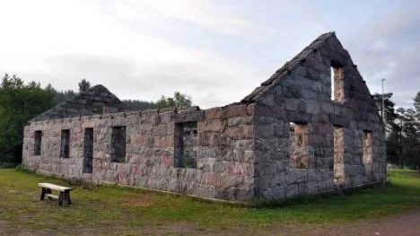 Stenruinen på Kilen byggdes 1898. Har använts som bostadshus med sex lägenheter, som ungkarlshotell, sprängämnesförråd, murarverkstad och likbod under Spanska sjukans tid. FOTO: Marie Ridderström