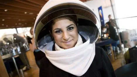 Leila Mohammadi har tagit på sig astronauthjälmen. Nu ska hon fotograferas och bilden ska bli en astronautknapp tillsammans med texten "Sveriges nästa astronaut?".FOTO: Kurt Engström