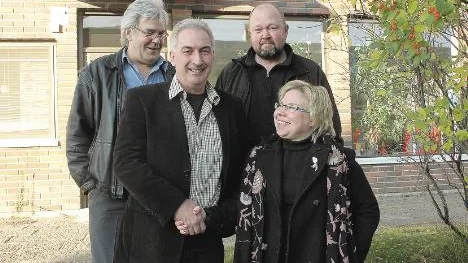 Nu kan Roland Kempainen och Linda Ylivainio ännu en gång ta i hand. Med på bilden är också Sven Kostenius (öa) och Ulf Zakariasson (ns) som tidigare bevittnat handslag mellan Kempainen och Ylivainio.                                 FOTO: linda danhall