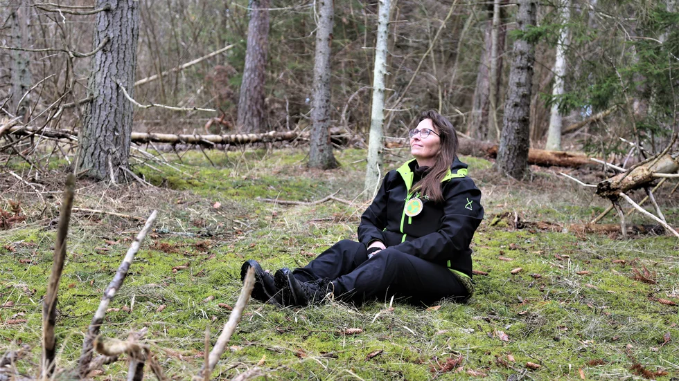 Inga-Lena Östbrant har alltid älskat att hålla till i skogen. 2019 certifierades som som skogsbads-guide, som sådan hjälper hon stressade nutidsmänniskor till lugn i vardagen.