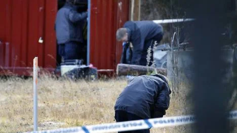 Enligt polisen finns det indikationer på mänskligt blod vid mannens stuga. Dessutom har man hittat ett tillhygge i vedboden.