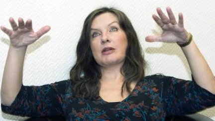 Anna-Lena Brundin, komiker, känner sig hemma att uppträda inför vårdpersonal. "Det finns mycket humor inom vården. Den är svart, sund och varm", säger hon.