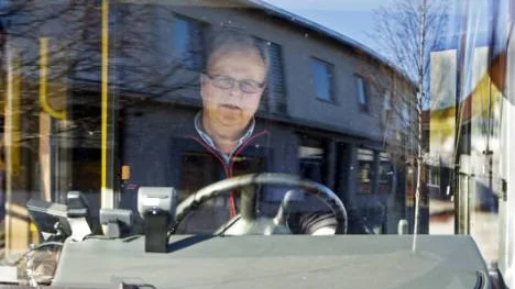 Chauffören Lennart Wennberg har utsatts för diverse "sattyg" av ungdomsgäng i Råneå. Men han är tveksam till att flytta busshållplatserna utanför samhället. "Risken är ju att folk helt enkelt slutar åka buss då", säger han.FOTO: Göran Ström