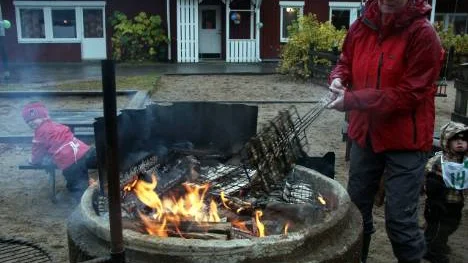Viola Bucht halstrar löjan som barnen ska få avnjuta till lunch.