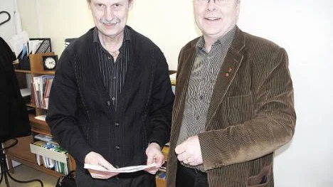 Så här såg det ut när Henrik Eriksson och Robert Forsberg presenterade siffrorna för Galleria Kalix. Nu samarbetar de kring förstudien för bandyhallen. FOTO: Lotta Nilsson