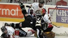 En talande bild av matchen mellan Färjestad och Luleå Hockey.En tät och tuff match med andra ord. Färjetads Jörgen Jönsson störtar fram mot Mattias Modigs målbur. Under honom ligger Jaroslav Obsut.