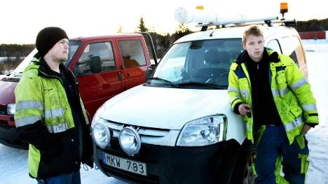 Jonas Valkeapää och Jonas Pounu arbetar för Vattenfall som bygger ellinjer till verket i Svappavaara. För dem var LKAB:s besked överraskande. "Förvånande att det gick så fort" säger Jonas Pounu. FOTO: Hans Sternlund