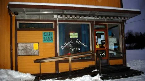 I den före detta Konsumbutiken i Lakaträsk driver Hillevi Johansson sedan ett år café och loppisbutik.