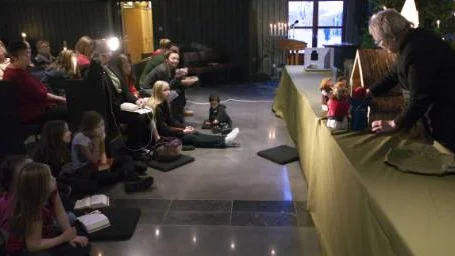 Barnen följer med spänning hur stallet fylls av alla som vill komma för att se och fira jesusbarnet. Här anländer de tre vise männen i form av dockor i Gertrud Malmbergs händer.
