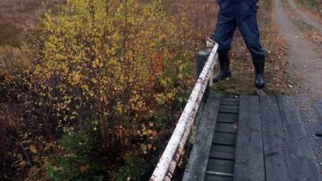 Lombån var ett besvärligt hinder medan flottningen pågick. Först efter många om och men byggdes bron till Knösen.