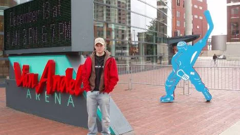 Daniel Larsson framför sin nya hemmaarena, Van Andel Arena i Grand Rapids. Här börjar äventyret i USA. Men målet är att slå sig in i Detroit Red Wings - världens bästa hockeylag.