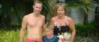 Strandsatt familj på väg hem från Phuket