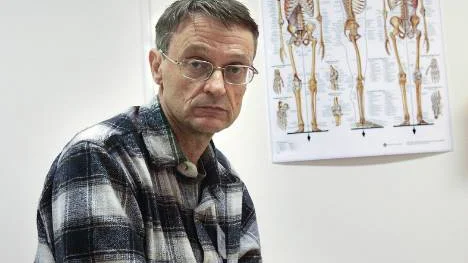 "Det har aldrig varit tal om att flytta Björkskatans vårdcentral hit, det skulle sätta hus i helvetet", säger Sam Runeberg, distriktsläkare på Porsö vårdcentral.          FOTO: Kurt Engström