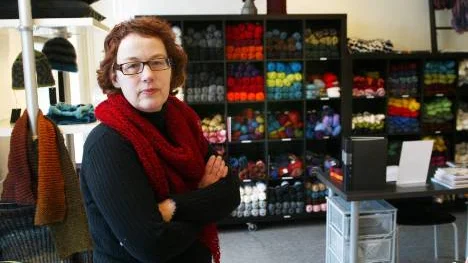 Norrbotten hamnar i botten när det gäller nyföretagande. Men Kiruna är undantaget. Där har antalet nyregistrerade företag ökat med det dubbla i år.
Marina Åström, Signe M, garn och textildesign, är en av de som nu kan kalla sig egenföretagare.