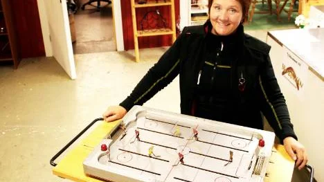 Bröderna Salmings hockeyspel auktioneras ut. Bumerangens projektledare, Elisabet Bjuhr, visar upp spelet i återvinningsmarknadens lokaler på Malmia, nedre plan.