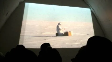 Det behövs ingen filmduk när dokumentären om svensk polarforskning rullar i en speciell filmsal i ishotellet,