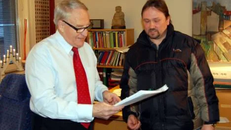 Mikael Midbjer (t h), förälder från Harads, överlämnade en protestlista till kommunalrådet Olle Lindström. Protesterna gäller förslaget att elever från Harads ska bussas till Boden.