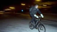 Kennet Johansson på väg hem från arbetet vid Luleå bioenegri på den farliga Uddebovägen.FOTO: Pär Bäckström