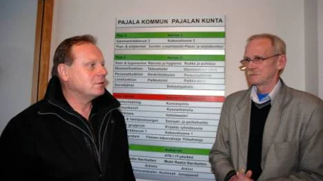 Bengt Niska och kommunstrategen Ingvar Lauri kan nu välja att läsa på tre språk. FOTO: K-L SUNDQVIST