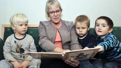 I en annan miljö. Margie Söderqvist är rektor också för Skurholmens förskola. Här läser hon en saga för Axel Hannerfors, 3, Max Högnelid, 5 och Joel Forsström, 5 år.FOTO: Bengt-Åke Persson