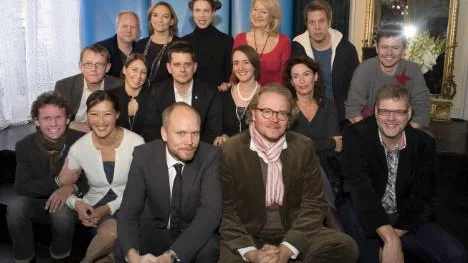 Syskonpar, äkta makar och far och dotter-relationer. Släktbanden präglade startfältet när På spåret presenterade vinterns tävlande. Bakre raden från vänster: Peter Apelgren, Hélène Benno, Jessika Gedin, Alexandra Charles, Filip Hammar och Fredrik Wikingsson. Andra raden från vänster Hans Rosling, Doreen Månsson, Marcus Birro, Johanna Koljonen, Jessica Zandén och Hans Rosenberg. Främre raden från vänster: Bo Sundström, Lena Sundström, Kristian Luuk och Fredrik Lindström.