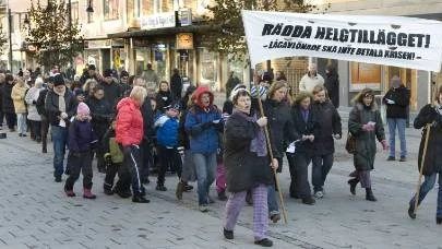 I helgen demonstrerade ett 60-tal personer för att rädda helgtillägget. Nätverket för helgtillägget har fått stöd av flera lokala fackföreningar. Foto: GÖRAN STRÖM