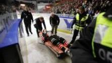 Thomas Raffl fördes till Sunderby sjukhus i ambulas efter att ha legat orörlig på isen i nästan tio minuter.Foto: Pär Bäckström